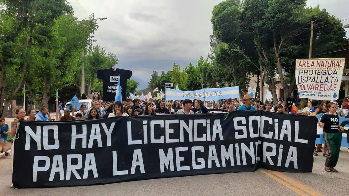 No hay licencia social para la meganineria